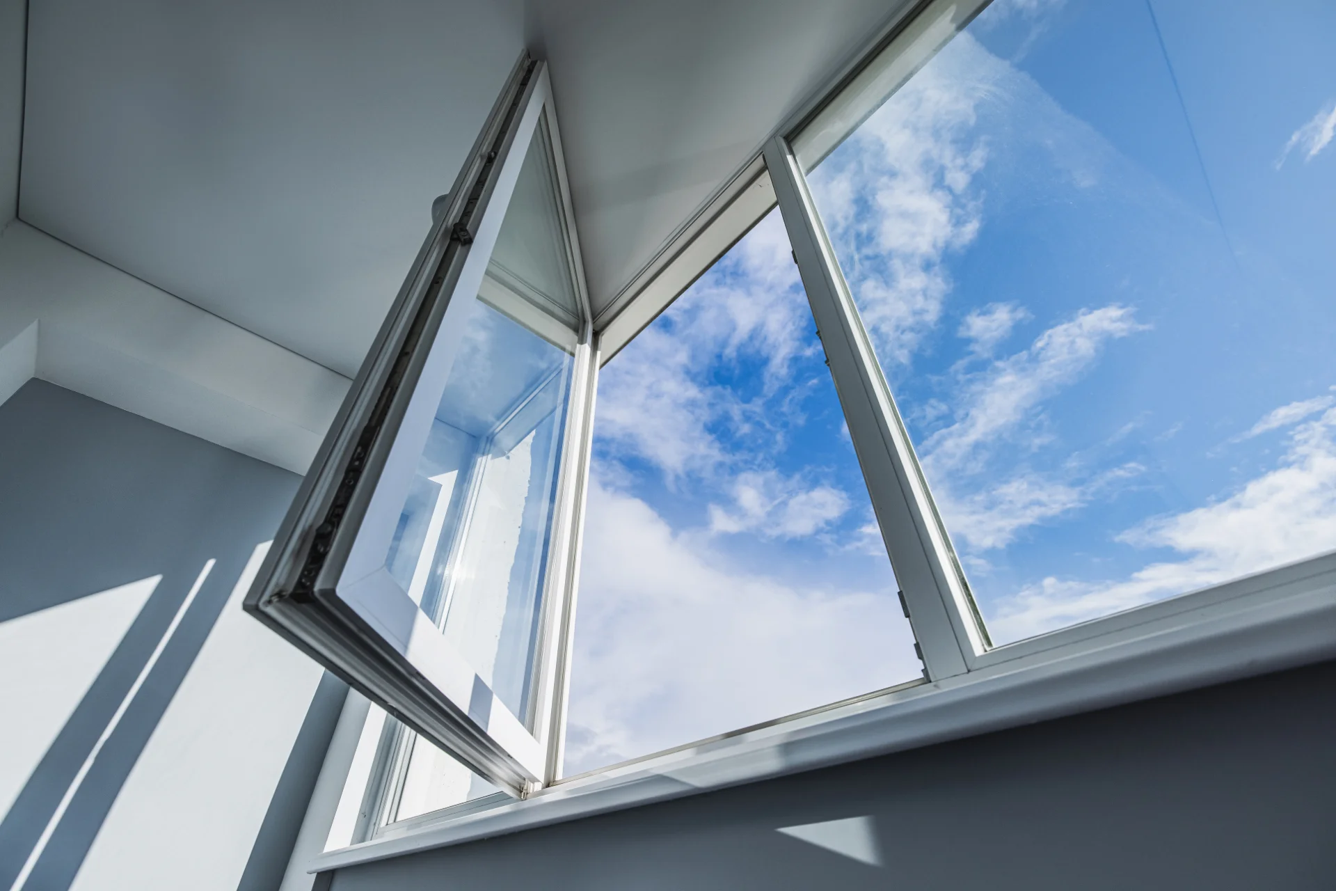 VLX 80 Casement Window in West Covina, CA | Hale Windows West Covina - detail 1